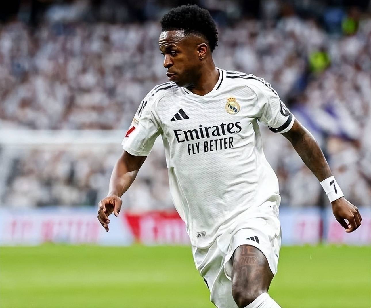 25岁生日遇冷！维尼修斯断崖下滑，皇马更衣室暗流涌动