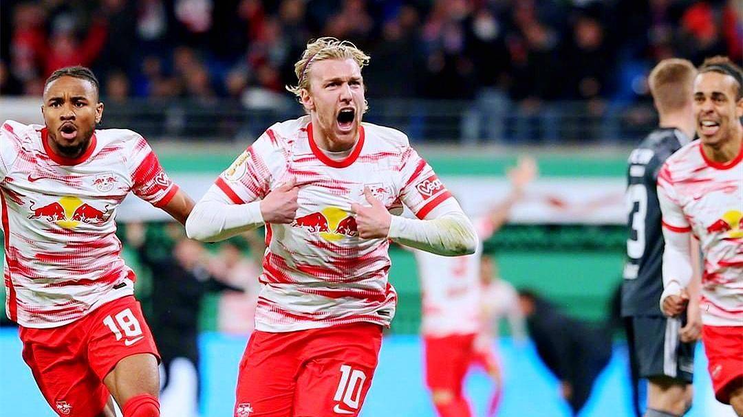 德甲巅峰对决前瞻：状态火热的拜仁客场挑战起伏莱比锡，谁能笑到最后？