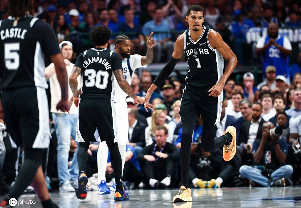 文班亚马40+15状元弗拉格10+10 马刺狂胜独行侠